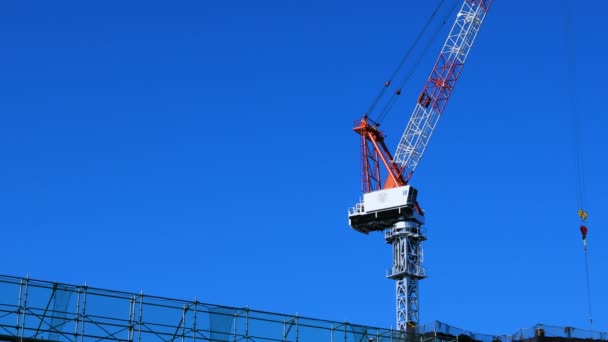 Una grúa en movimiento en la construcción en Tokio tiro ancho — Vídeo de stock