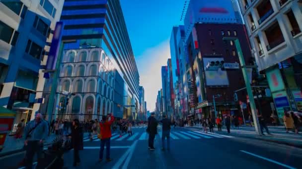 Ein Zeitraffer der Stadtstraße in der Innenstadt von Ginza Tokyo bei Tageslicht — Stockvideo