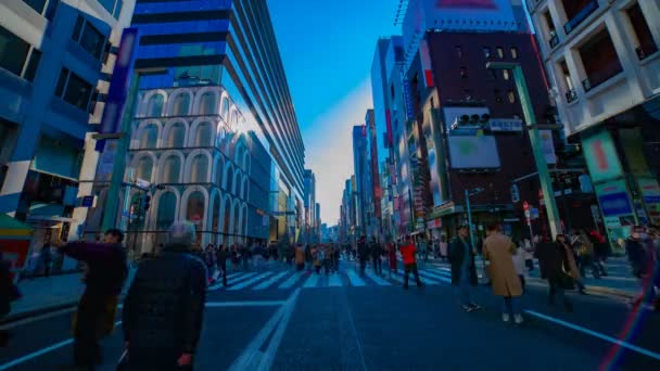 Ein Zeitraffer der Stadtstraße in der Innenstadt von Ginza Tokyo bei Tageslicht — Stockvideo