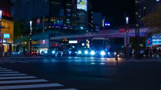 夜の長時間露光ワイドショットで東京・銀座の繁華街の通りのタイムラプス — ストック動画