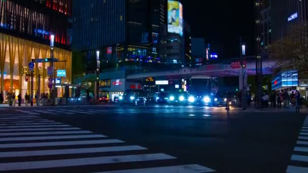 Een timelapse van de straat in het centrum in Ginza Tokyo 's nachts lange blootstelling Wide shot — Stockvideo