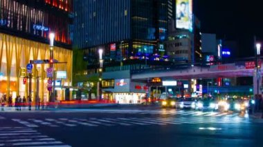 Ginza Tokyo şehir merkezinde sokak bir timelapse gece uzun pozlama geniş çekim