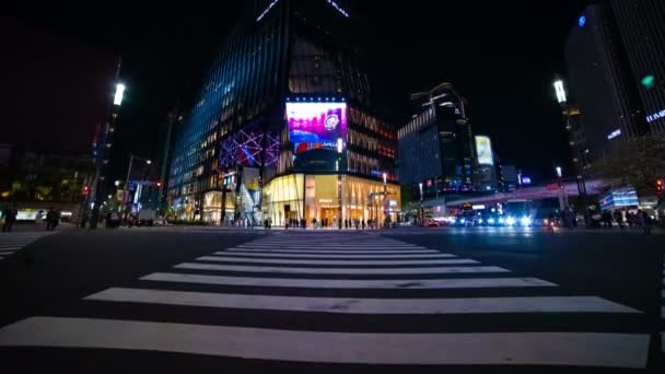 Ginza Tokyo şehir merkezinde sokak bir timelapse gece uzun pozlama geniş çekim — Stok video
