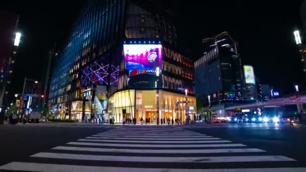 Un timelapse de la calle en el centro de Ginza Tokio por la noche amplia exposición tiro — Vídeo de stock