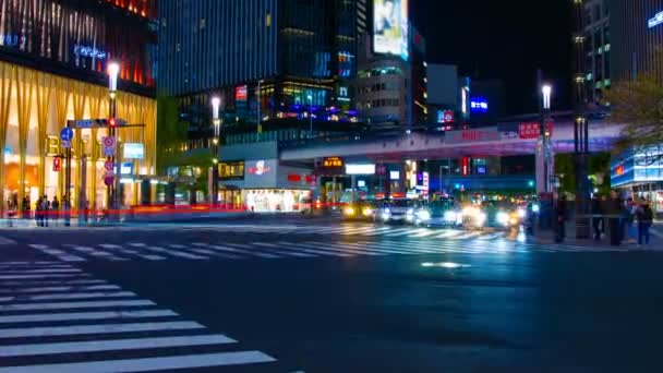 Een timelapse van de straat in het centrum in Ginza Tokyo 's nachts lange blootstelling Wide shot — Stockvideo