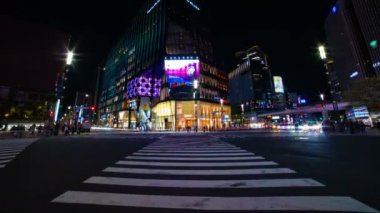 Ginza Tokyo şehir merkezinde sokak bir timelapse gece uzun pozlama geniş çekim