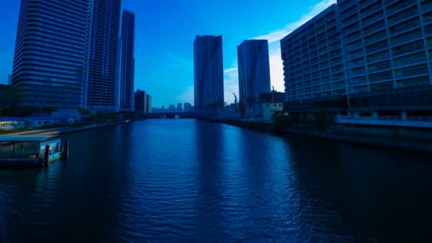 Время захода солнца возле залива в деловом городе Ариаке Токио — стоковое видео