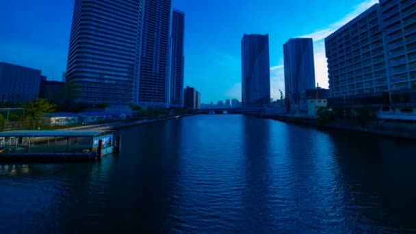 Un lapso de tiempo de puesta de sol cerca de la zona de la bahía en la ciudad de negocios en Ariake Tokio — Vídeos de Stock