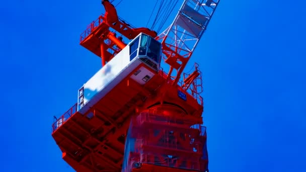 Un lapso de tiempo de grúas en movimiento en la construcción en Tokio — Vídeos de Stock