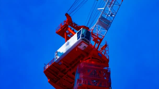 Un lapso de tiempo de grúas en movimiento en la construcción en Tokio — Vídeo de stock