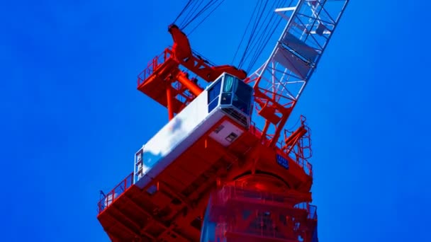 Un lapso de tiempo de grúas en movimiento en la construcción en Tokio — Vídeo de stock