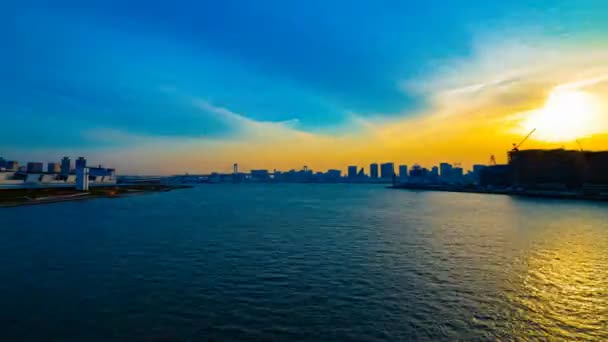 Un lapso de tiempo de puesta de sol cerca de la zona de la bahía en Ariake Tokio — Vídeos de Stock