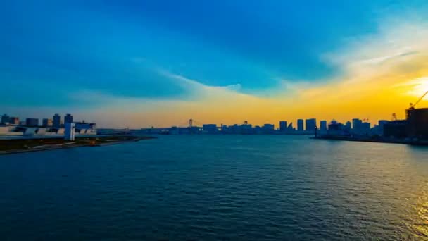 Время захода солнца возле залива в Ариаке, Токио — стоковое видео