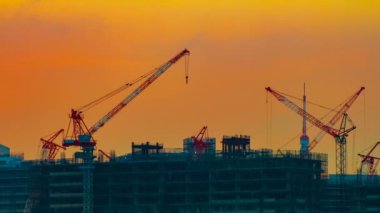 Alacakaranlıkgeniş çekim tokyo'da körfez bölgesinde hareketli vinçler bir zaman atlamalı