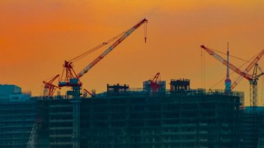 Alacakaranlıkgeniş çekim tokyo'da körfez bölgesinde hareketli vinçler bir zaman atlamalı