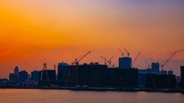 Alacakaranlıkgeniş çekim tokyo'da körfez bölgesinde hareketli vinçler bir zaman atlamalı