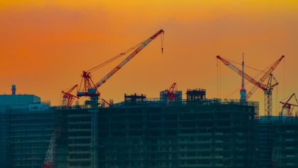 Un laps de temps de grues mobiles dans la région de la baie de Tokyo au crépuscule — Video