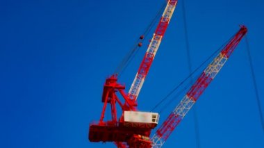 Tokyo'da mavi gökyüzünün arkasında yapım aşamasında vinçler bir timelapse