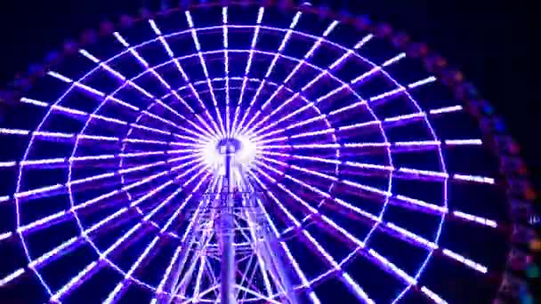 도쿄의 놀이공원에서 야간 관람차가 타임랩스 — 비디오
