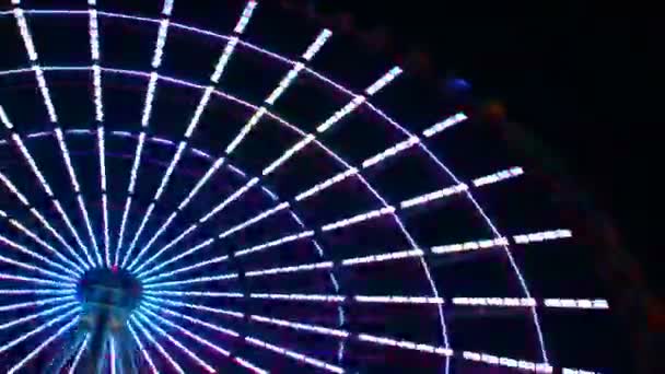 Ein Riesenrad im Zeitraffer im Vergnügungspark in Tokio bei Nacht — Stockvideo