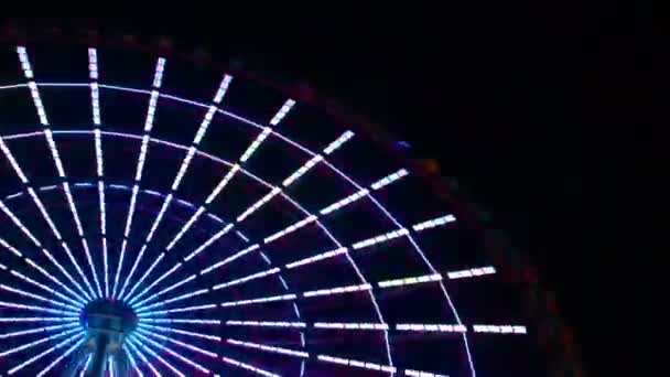 A timelapse of ferris wheel at the amusement park in Tokyo at night — Stock Video