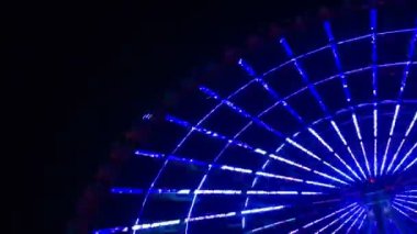 Gece Tokyo'da eğlence parkında dönme dolap bir timelapse