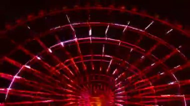 Gece Tokyo'da eğlence parkında dönme dolap bir timelapse