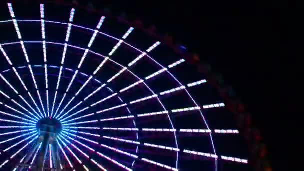 Ein Riesenrad im Zeitraffer im Vergnügungspark in Tokio bei Nacht — Stockvideo