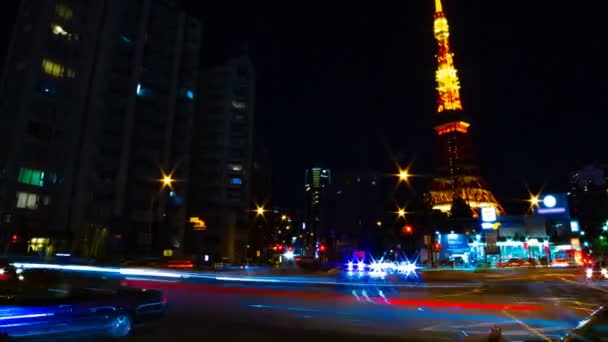 도쿄의 높은 타워 뒤의 횡단보도에서의 타임랩스 — 비디오