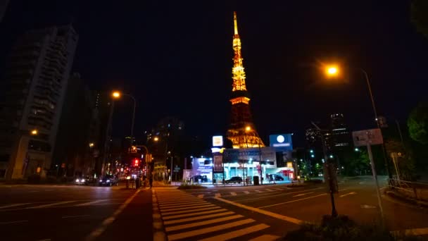 Un timelapse en el cruce detrás de la torre alta en Tokio — Vídeos de Stock