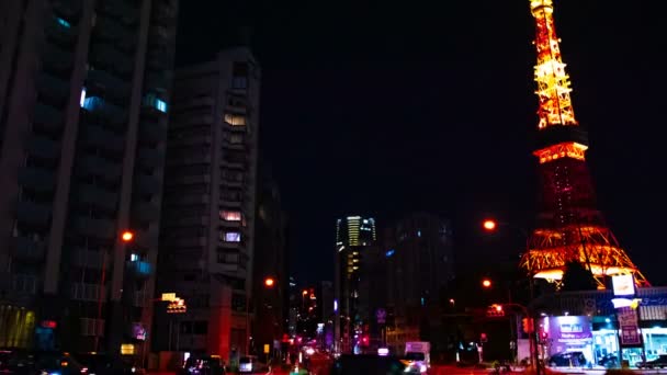 Un timelapse en el cruce detrás de la torre alta en Tokio — Vídeos de Stock