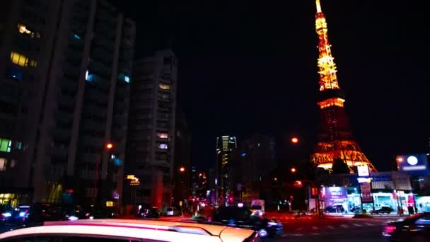 Zeitraffer an der Kreuzung hinter dem hohen Turm in Tokio — Stockvideo