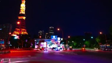 Tokyo'daki yüksek kulenin arkasındaki geçitte bir zaman atlamalı