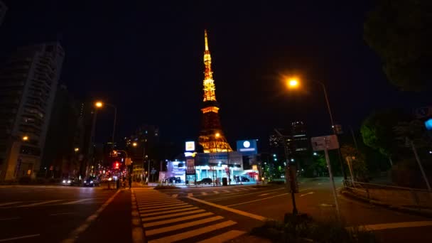 Время на переходе за высокой башней в Токио — стоковое видео