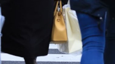 Shibuya Tokyo 'daki geçitte yürüyen insanların bacakları yağmurlu bir günde