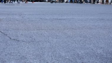 Shibuya Tokyo 'daki geçitte yürüyen insanların bacakları yağmurlu bir günde