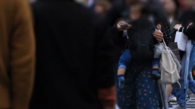 Shibuya Tokyo 'daki geçitte yürüyen insanların bacakları yağmurlu bir günde