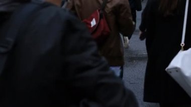 Shibuya Tokyo 'daki geçitte yürüyen insanların bacakları yağmurlu bir günde