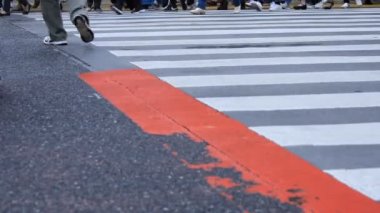 Shibuya Tokyo 'daki geçitte yürüyen insanların bacakları yağmurlu bir günde