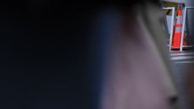 Shibuya Tokyo 'daki geçitte yürüyen insanların bacakları yağmurlu bir günde