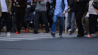 Shibuya Tokyo 'daki geçitte yürüyen insanların bacakları yağmurlu bir günde