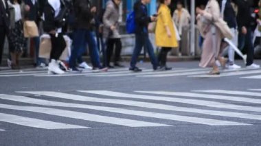 Shibuya Tokyo 'daki geçitte yürüyen insanların bacakları yağmurlu bir günde