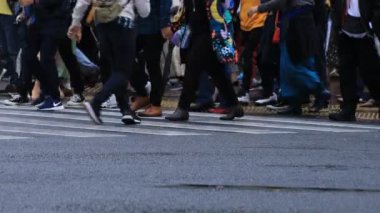 Shibuya Tokyo 'daki geçitte yürüyen insanların bacakları yağmurlu bir günde