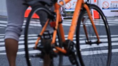 Shibuya Tokyo 'daki geçitte yürüyen insanların bacakları yağmurlu bir günde