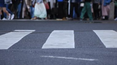 Shibuya Tokyo 'daki geçitte yürüyen insanların bacakları yağmurlu bir günde