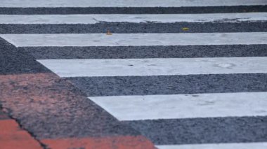 Shibuya Tokyo 'daki geçitte yürüyen insanların bacakları yağmurlu bir günde