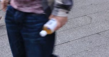 Asakusa'da taş döşeli yolda yürüyen insanların vücut parçaları