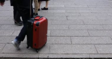 Asakusa'da taş döşeli yolda yürüyen insanların vücut parçaları