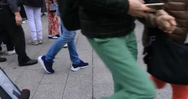 Asakusa'da taş döşeli yolda yürüyen insanların vücut parçaları