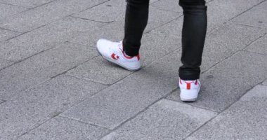 Asakusa'da taş döşeli yolda yürüyen insanların vücut parçaları